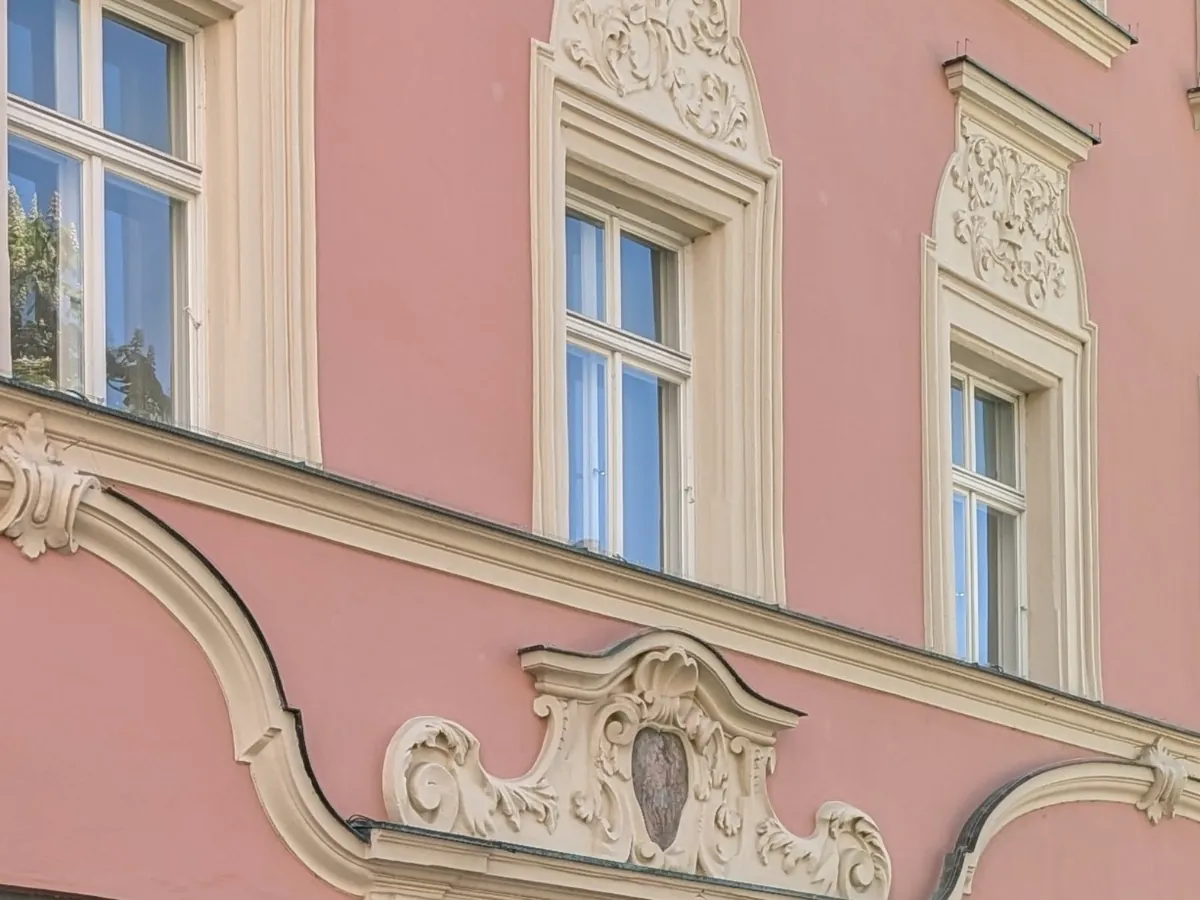 Historische Fassade am Theresienplatz 3 in Straubing – hier befindet sich SKINFORMA im ersten Obergeschoss